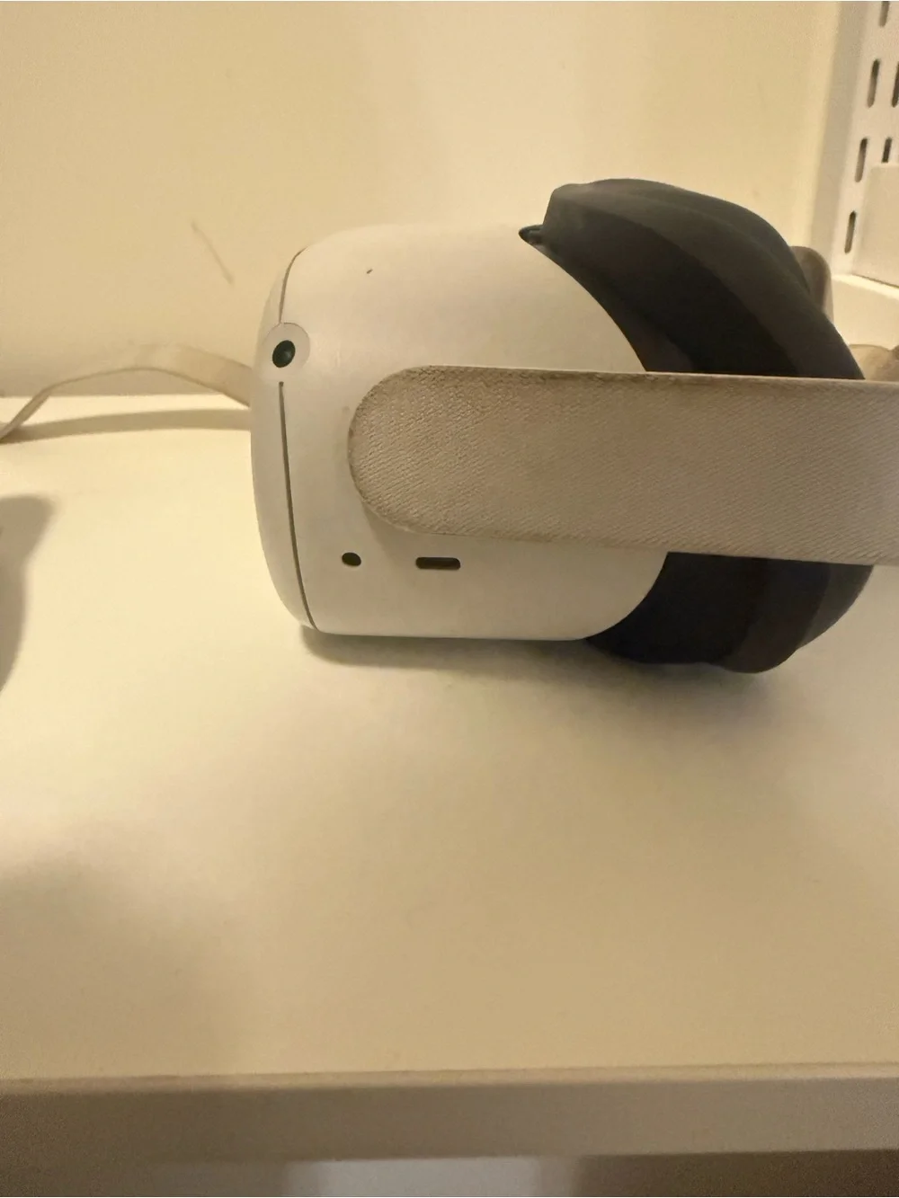 Oculus Quest 2 Light Gray Standalone VR Headset with White Controllers